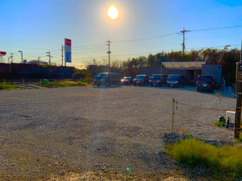 太陽に照らされた駐車場